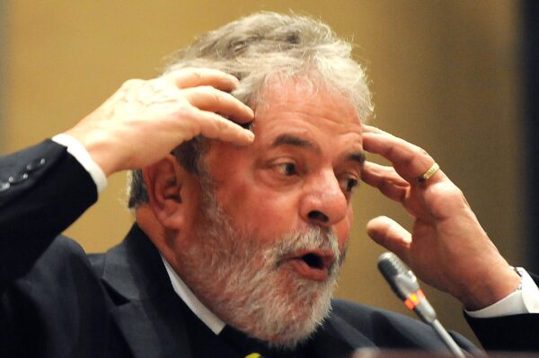 Lula turns himself in to police, begins prison term